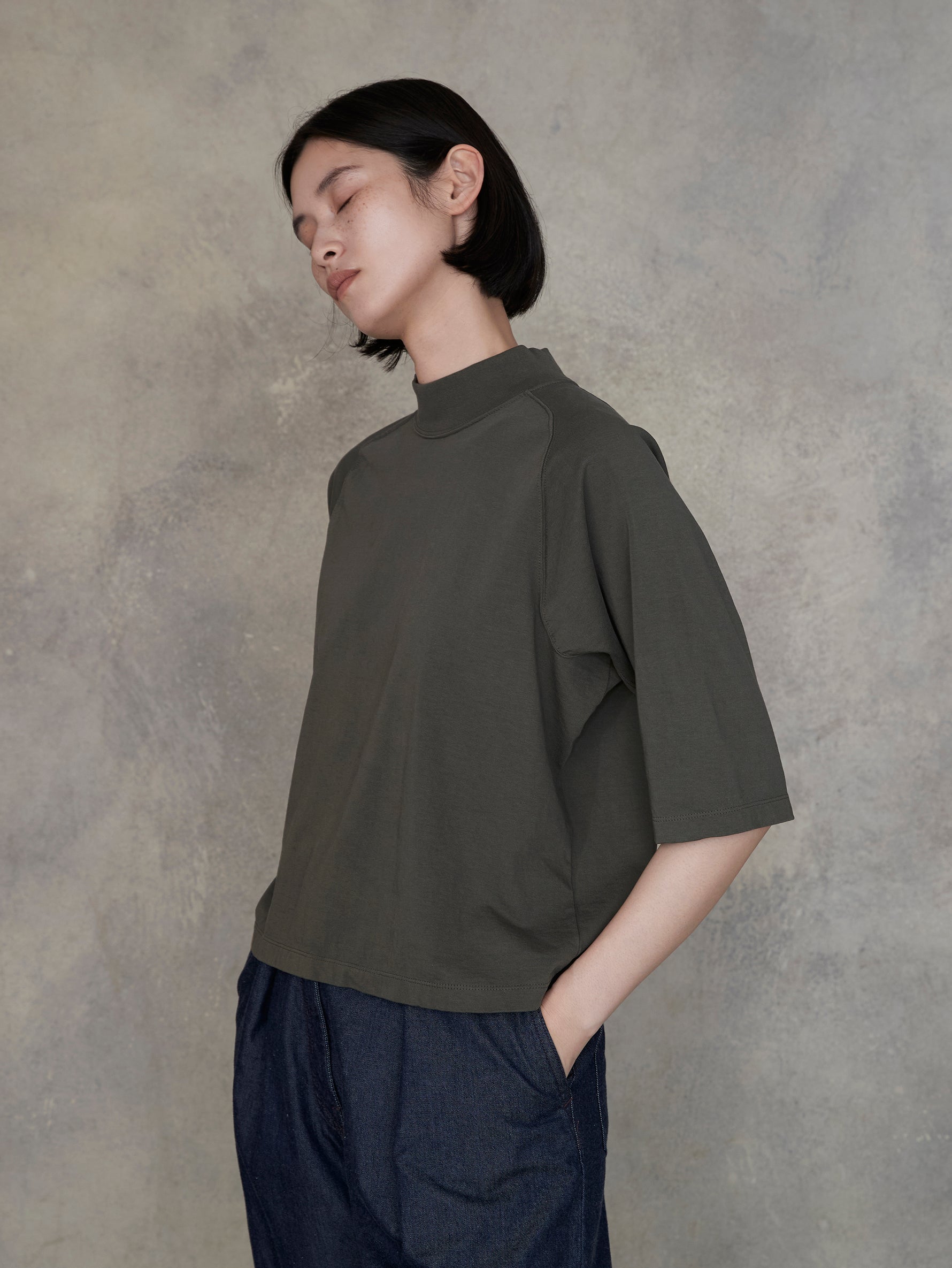 エンブロイダリーハイネックTシャツ/TBEA-282