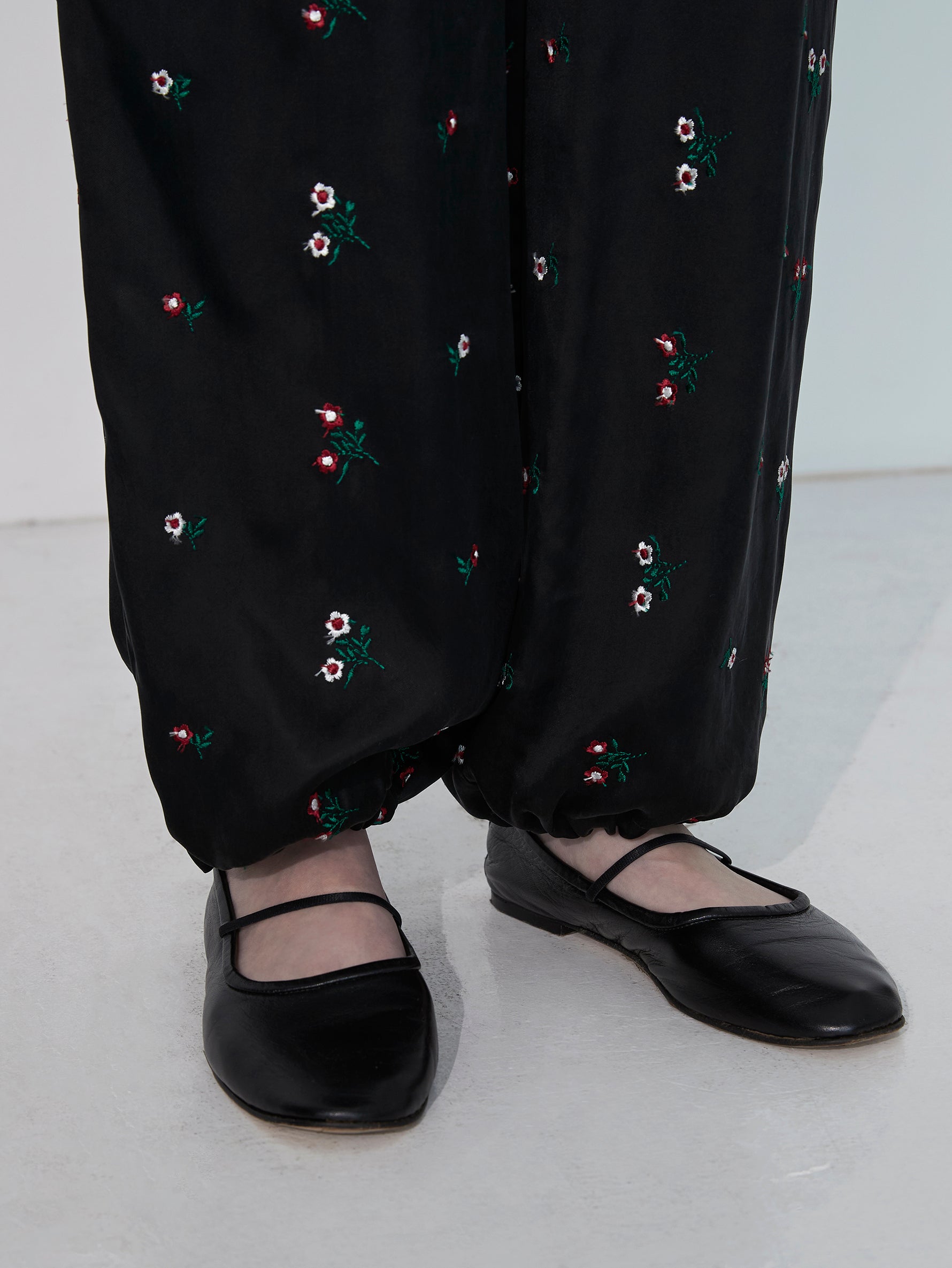 フラワーエンブロイダリーパンツ/TBEA-142
