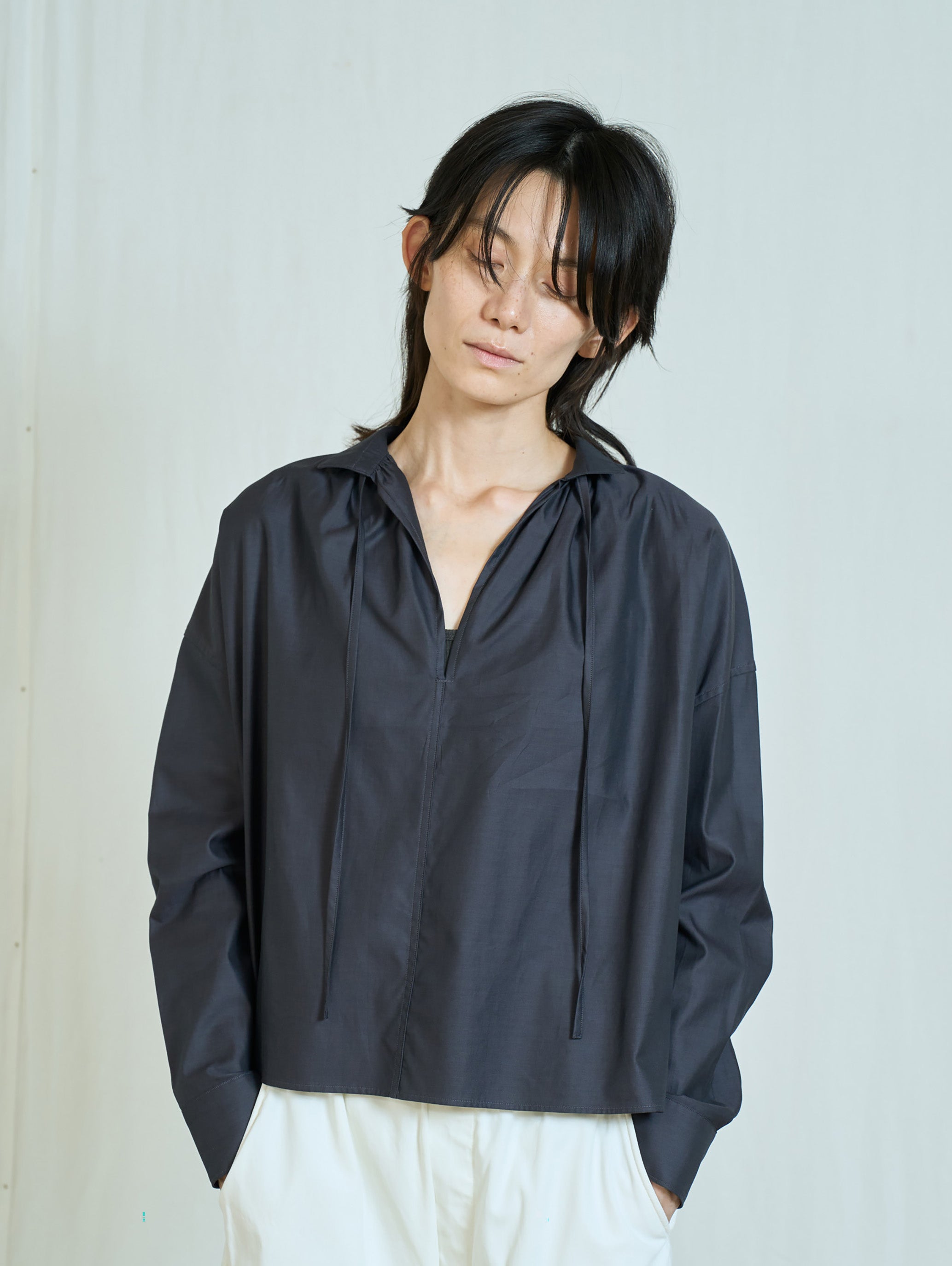 【予約商品】スキッパーギャザーシャツブラウス TBFA-105